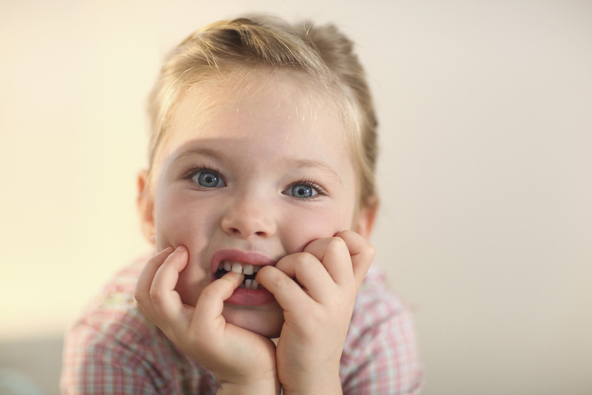كيفية تخليص طفلك من عادة قضم الأظافر